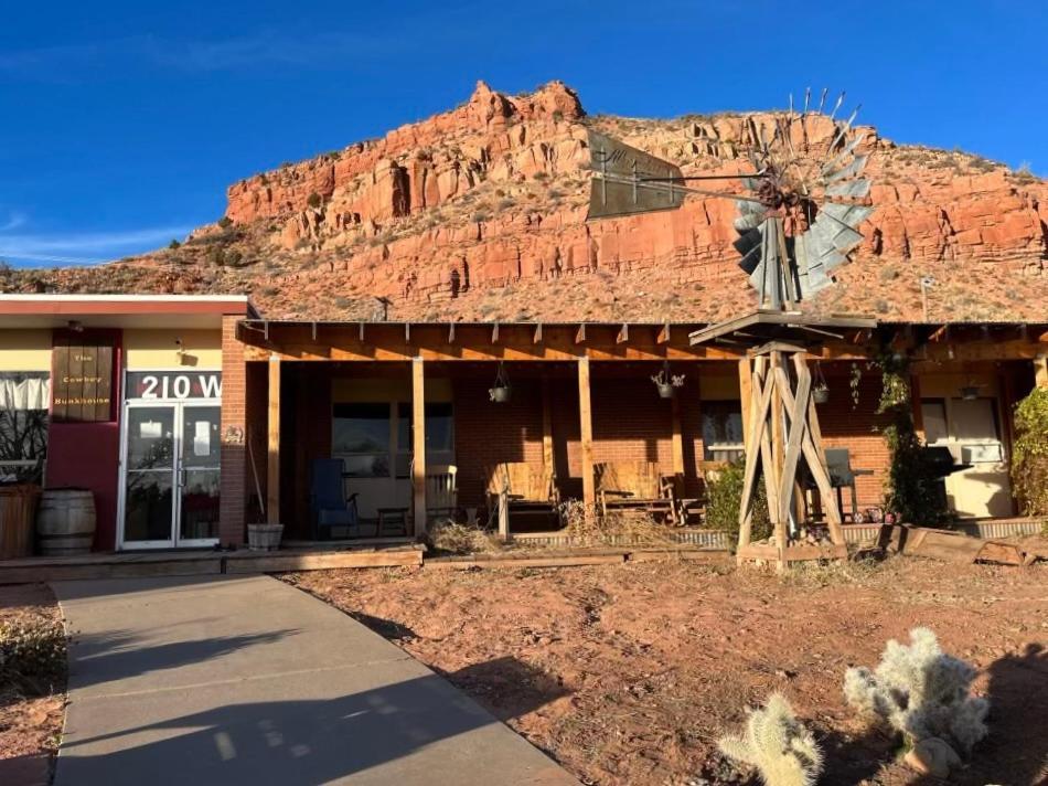 カナブ The Cowboy Bunkhouseホステル エクステリア 写真